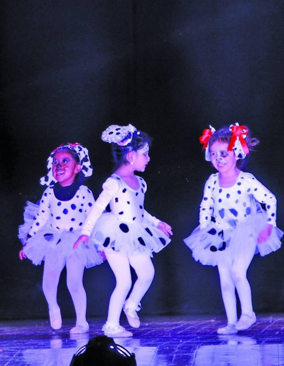 Las niñas representaron el baile de "101 dálmatas".