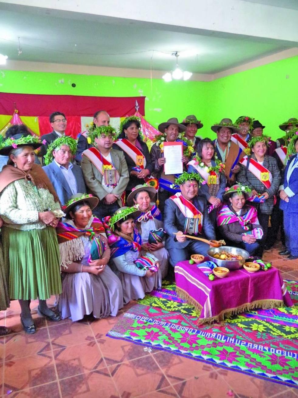 Concejales y comunarios participaron del acto.