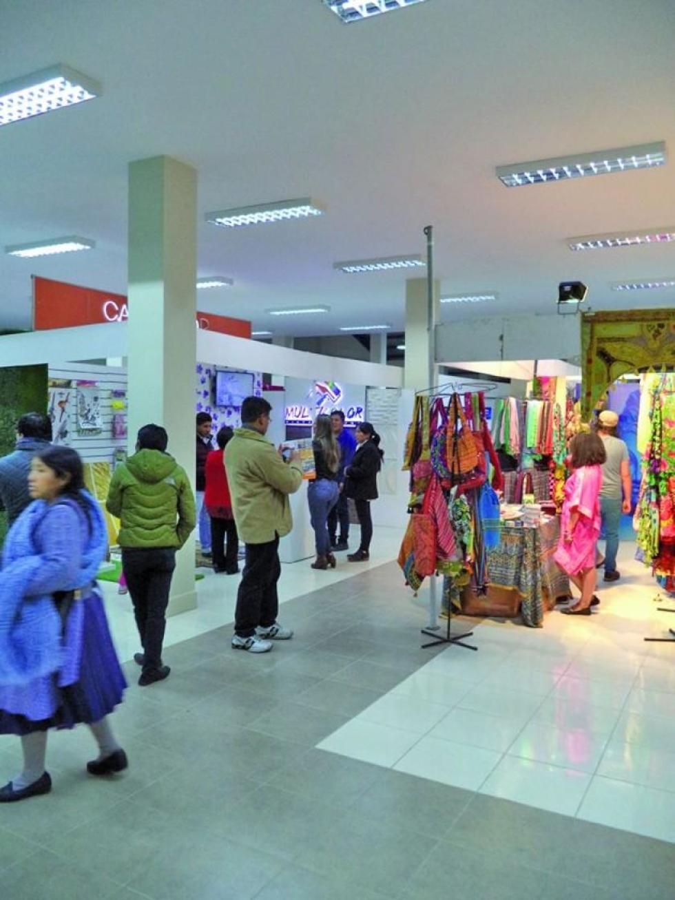 Los puestos ya ofrecen sus productos.