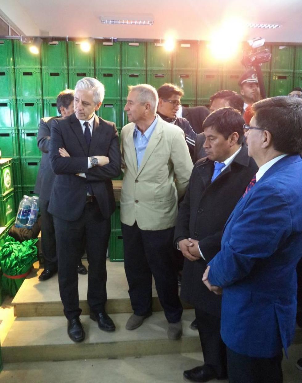 El vicepresidente García Linera visita el puesto de la cervecería potosina.