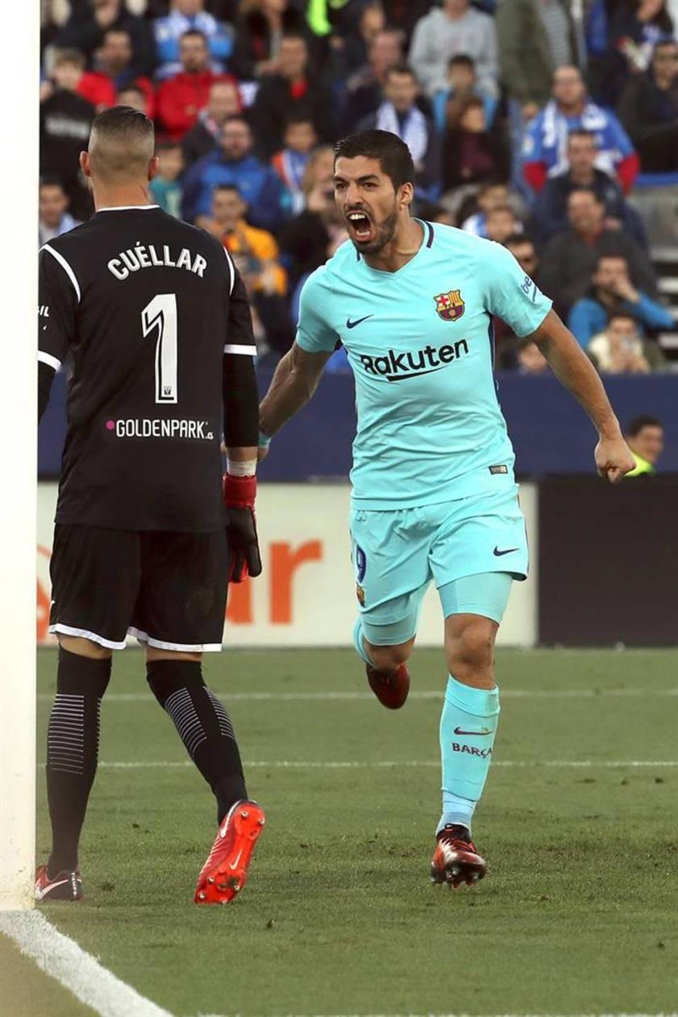 Luis Suárez (d) celebra su gol.