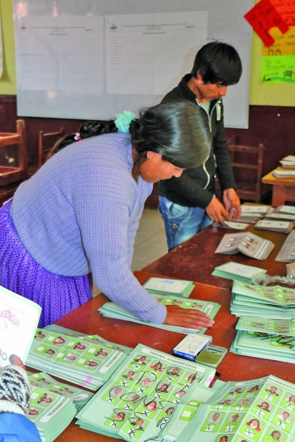 Los jurados electorales seleccionan las diferentes papeletas electorales para el sufragio popular.