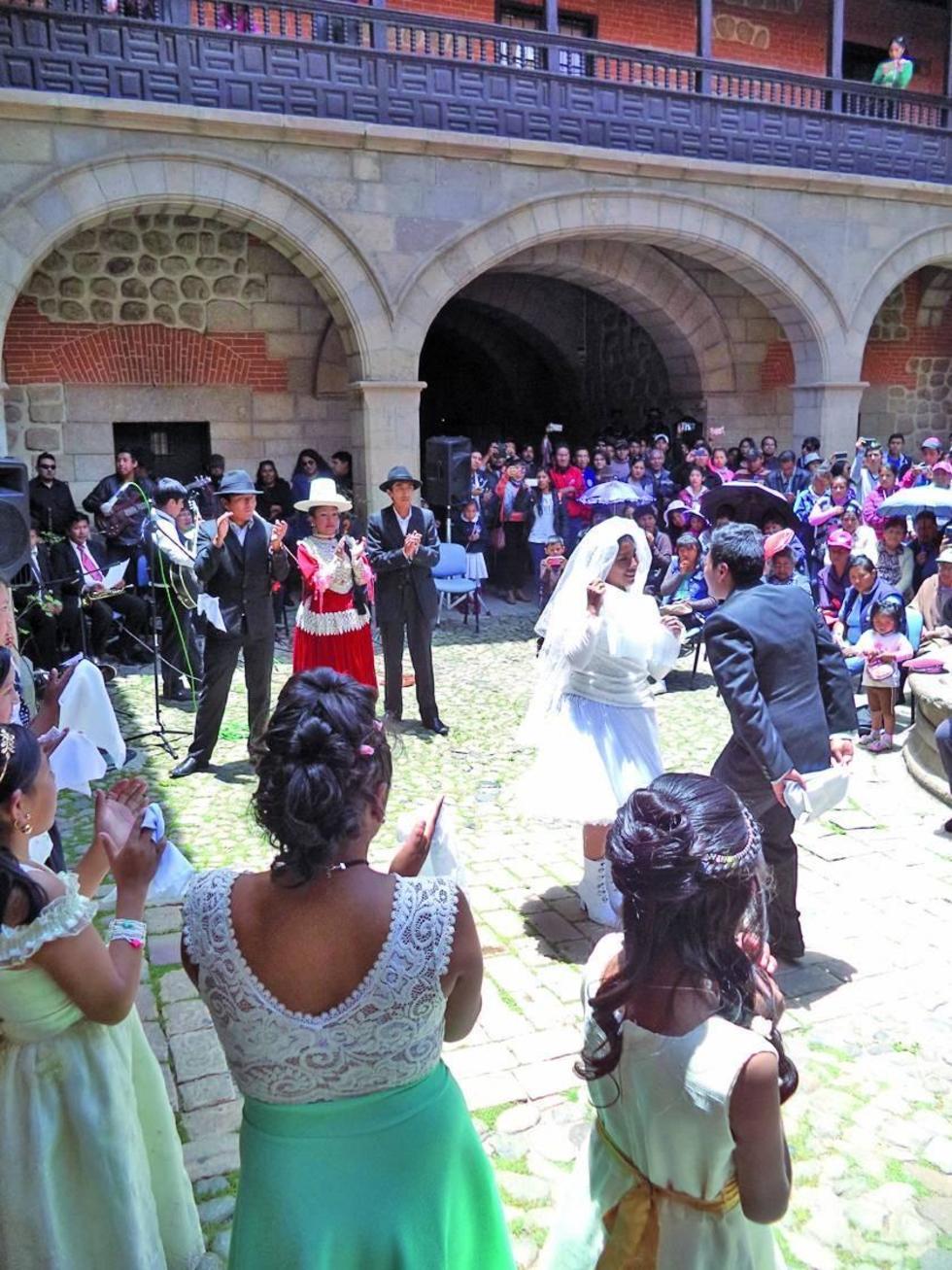 Un momento de la costumbre matrimonial.