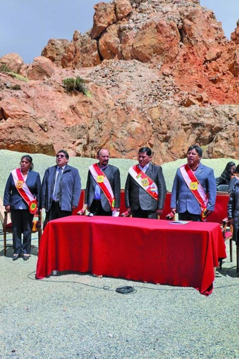 Las autoridades entonando el Himno a Potosí.