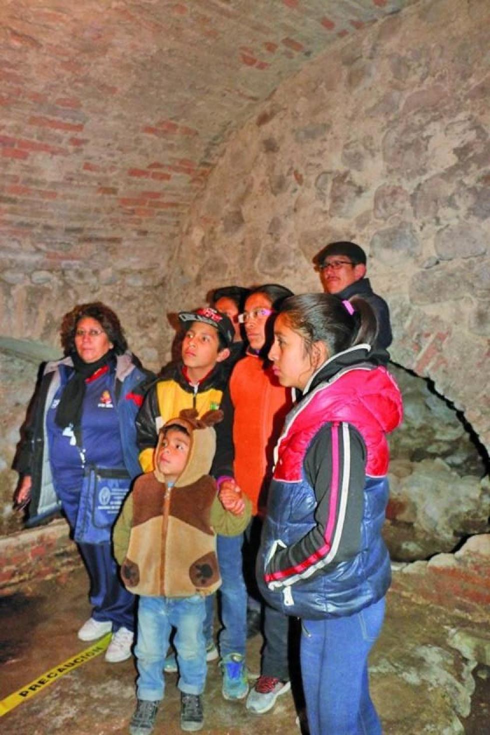 Un grupo de personas visita el sitio de San Agustín.