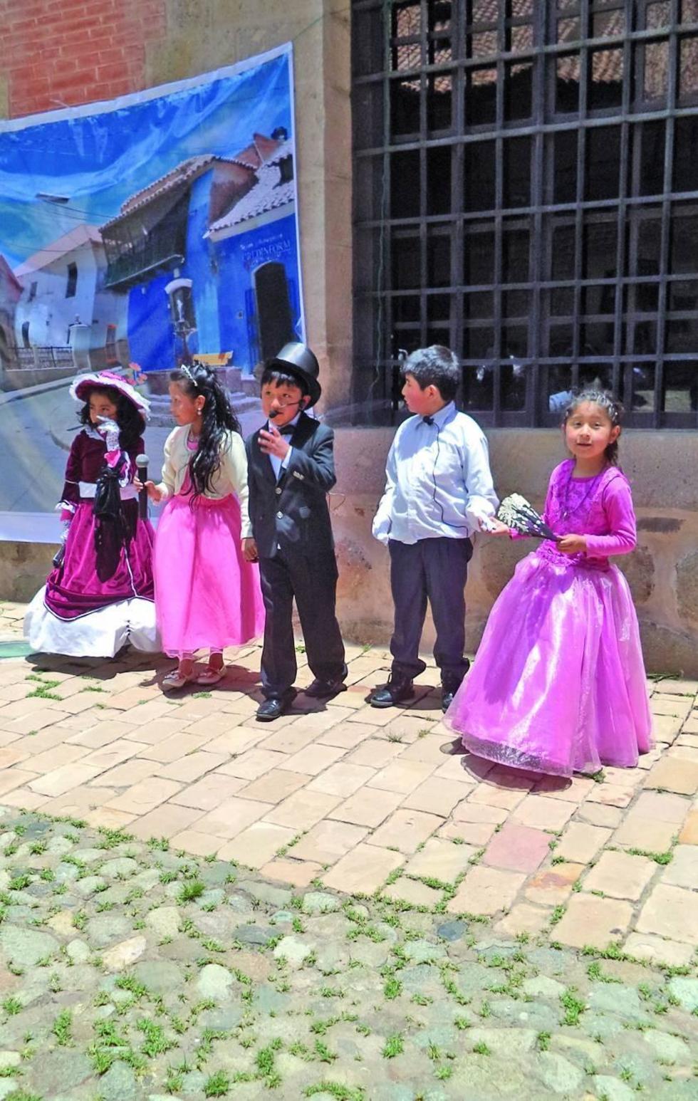 Los niños al final de una presentación.