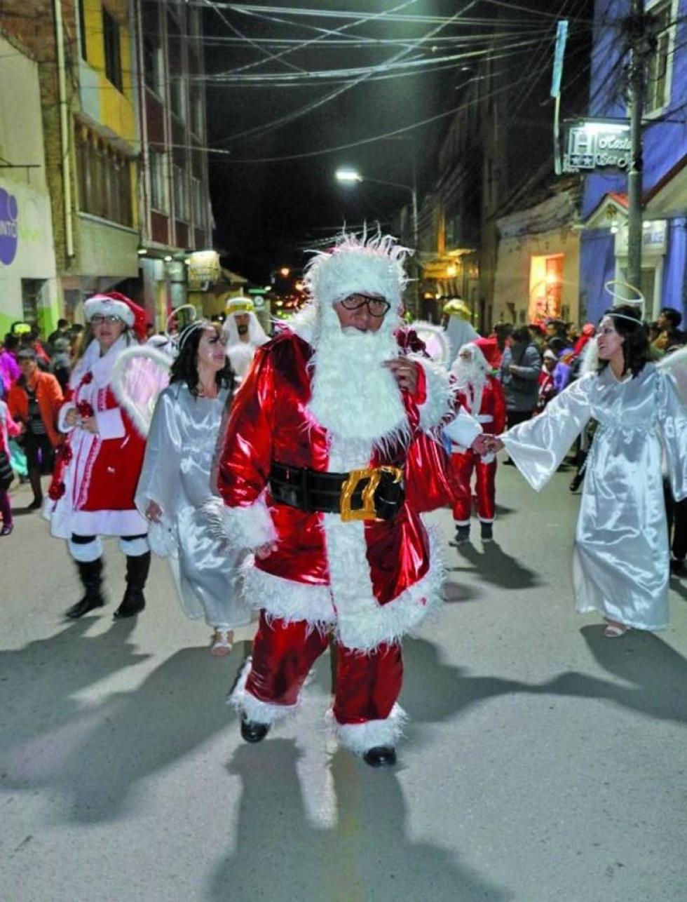 El alcalde Cervantes vestido de papá Noel.