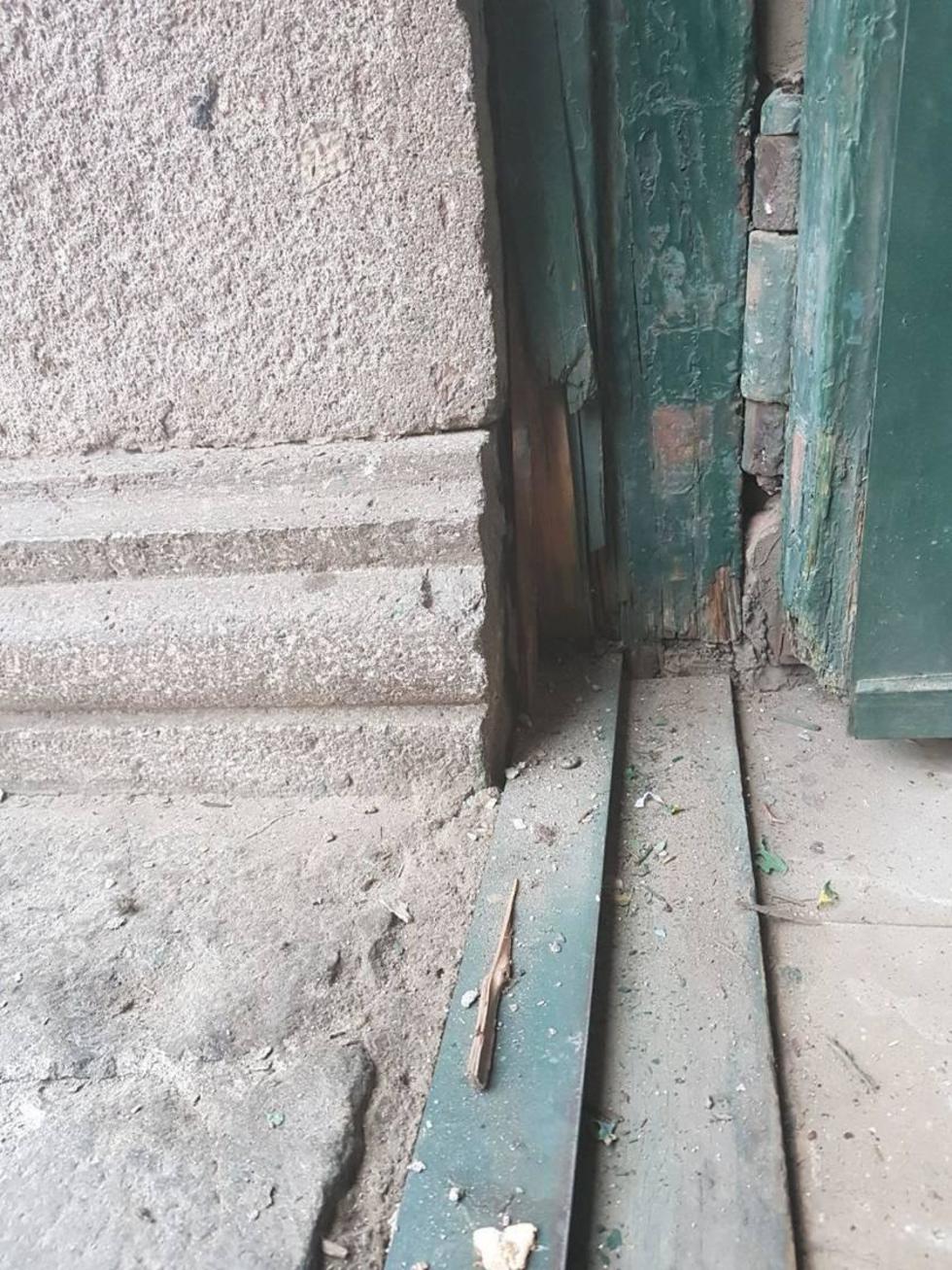 Lanzaron la dinamita y el resultado habría sido el daño de la puerta.