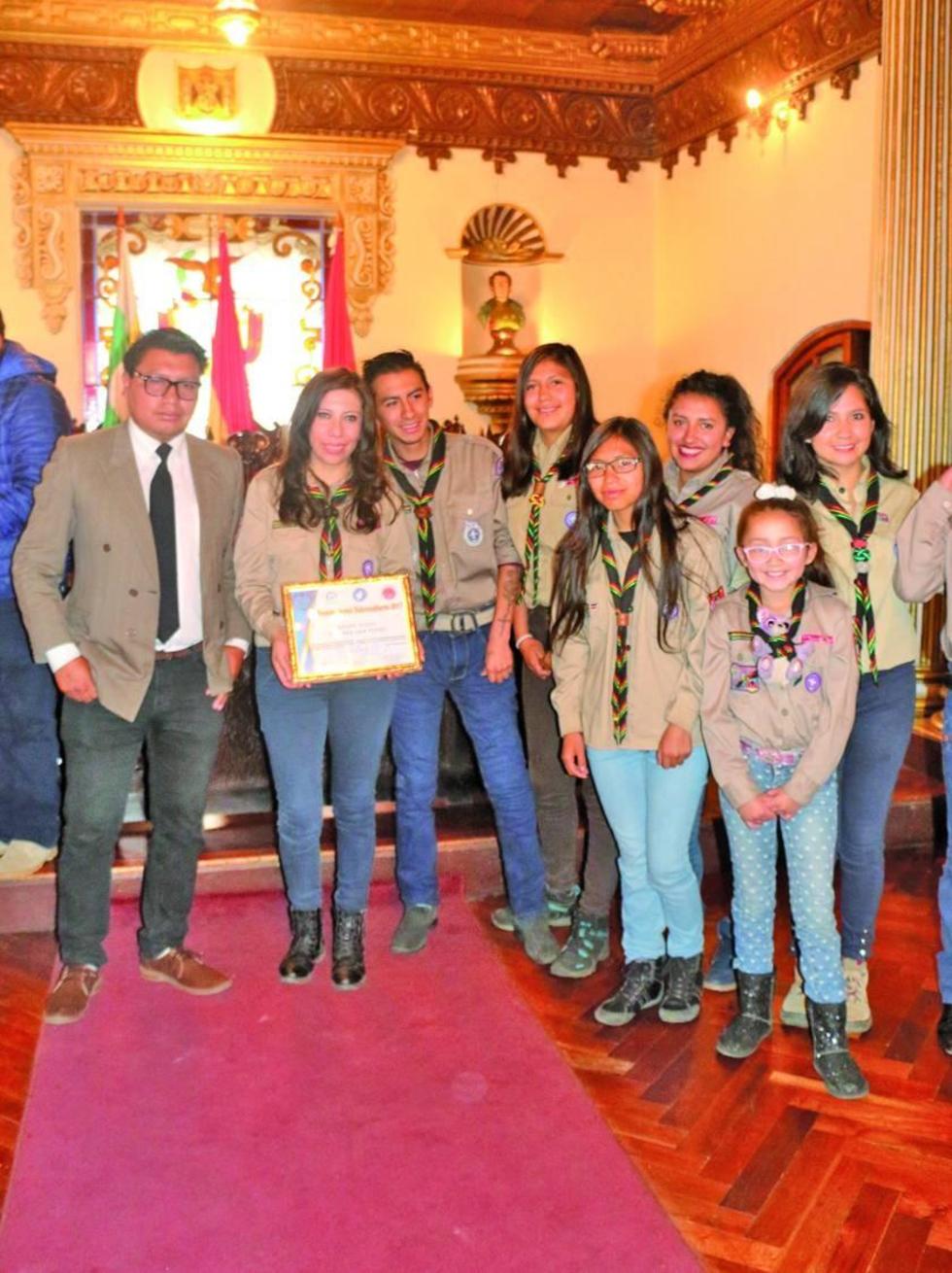 El grupo de Scout San Pedro recibe el certificado.