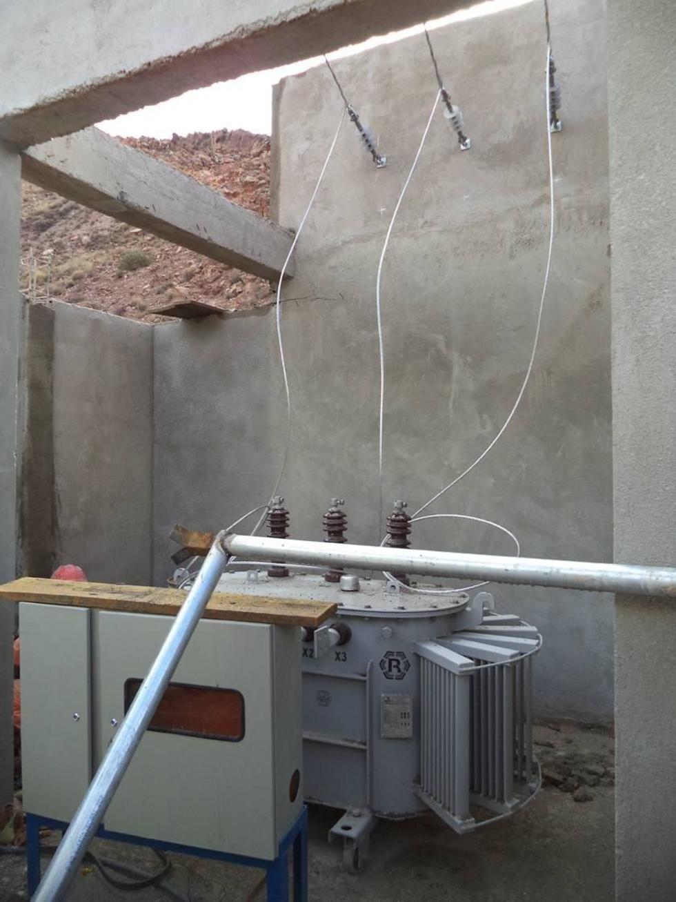 Los paneles para el medidor de energía no están colocados en su debido lugar.