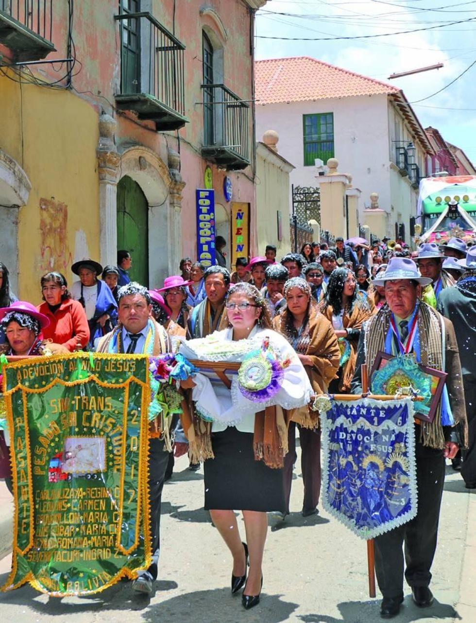 Los pasantes de la fiesta llevan la imagen.