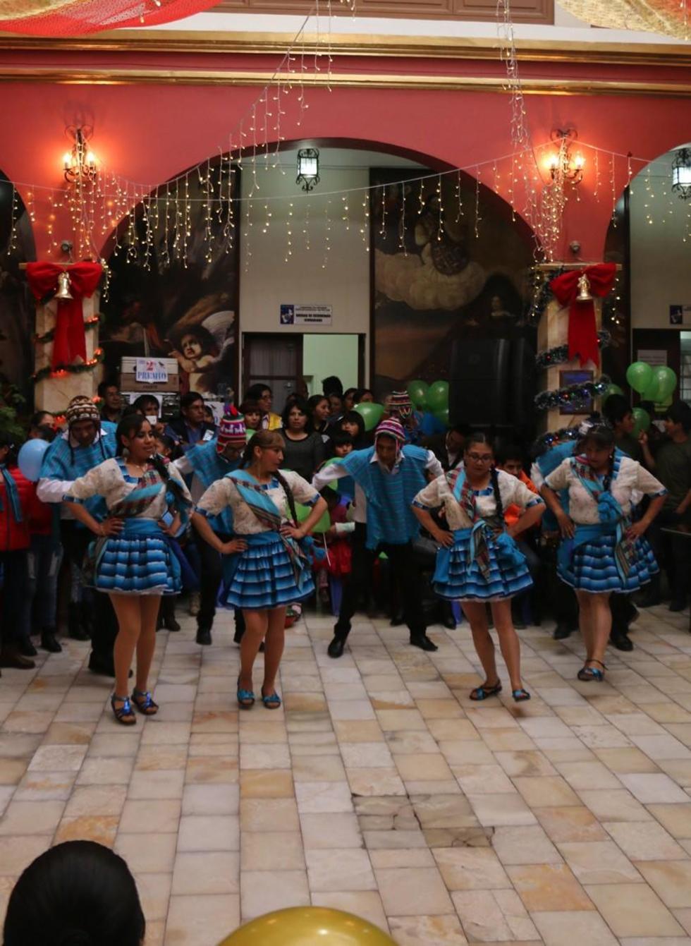 Los pasantes llevan la imagen y la demostración del baile.