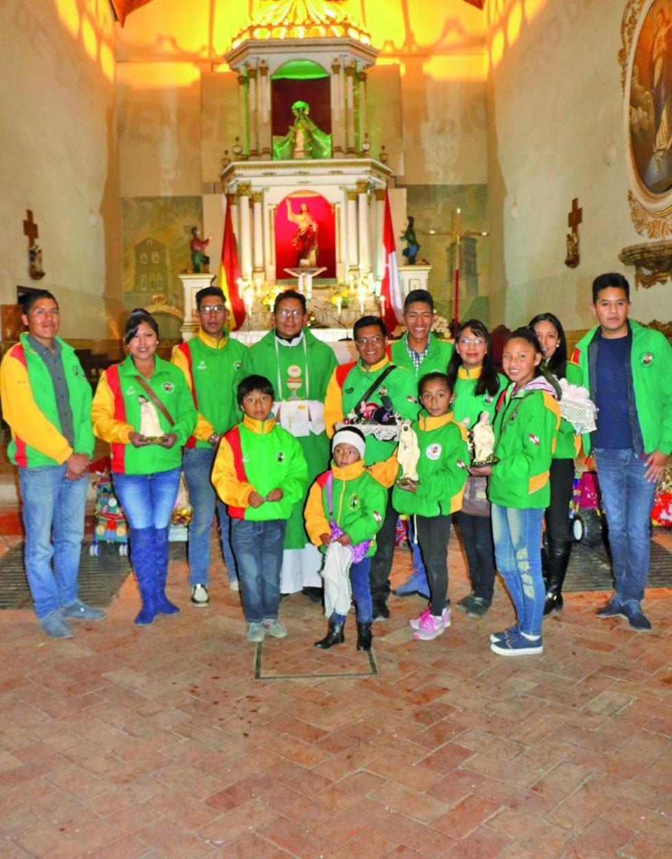 Los niños y jóvenes pasantes de la fiesta.