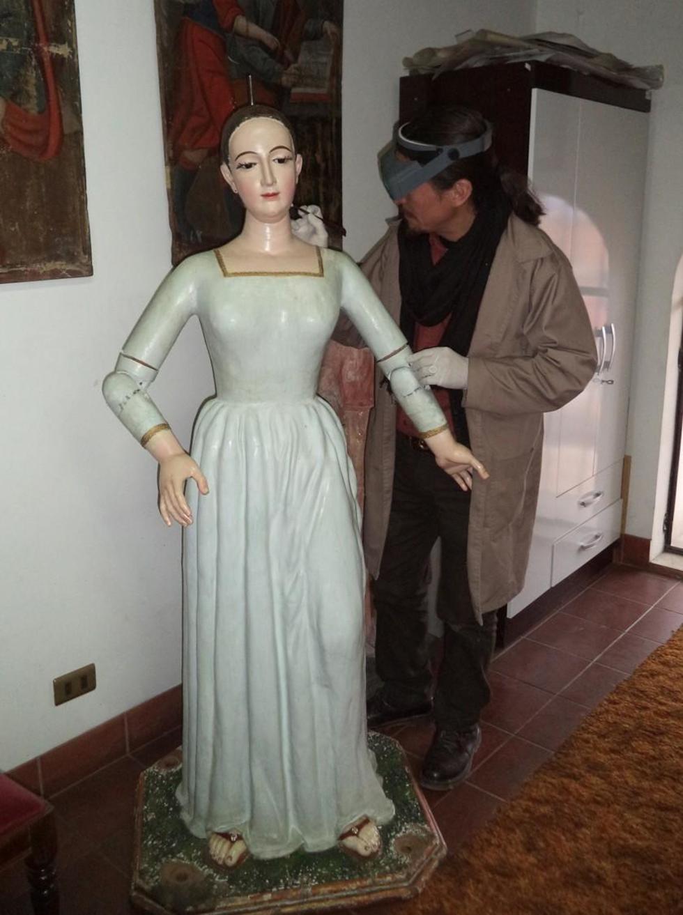 El especialista Daniel Jiménez revisa la imagen.