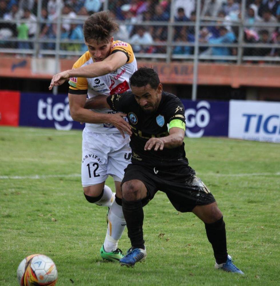 El jugador de Aurora, Charles Da Silva, gana la pelea por el balón.