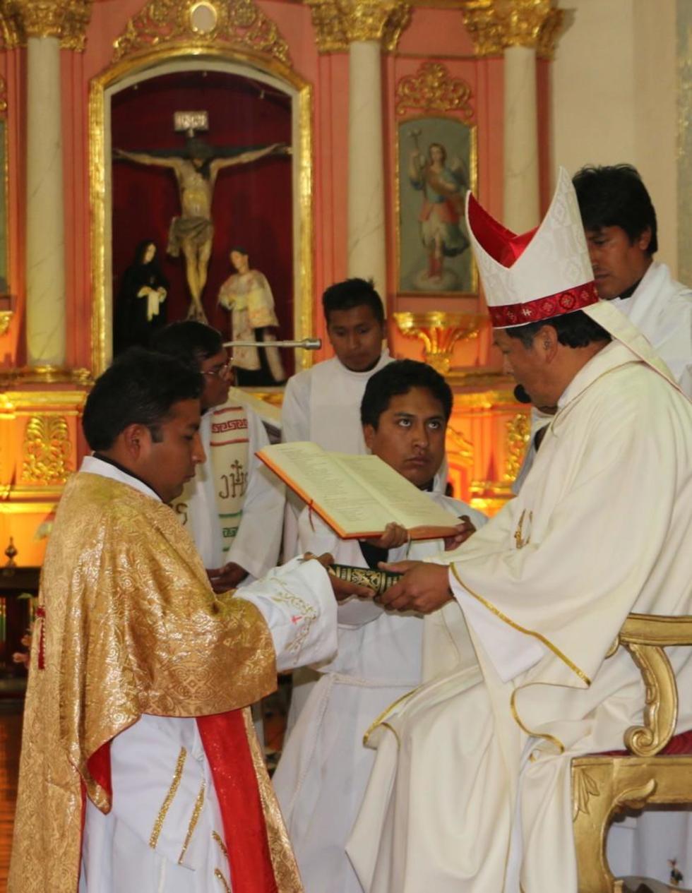 Monseñor Centellas entrega la Biblia.