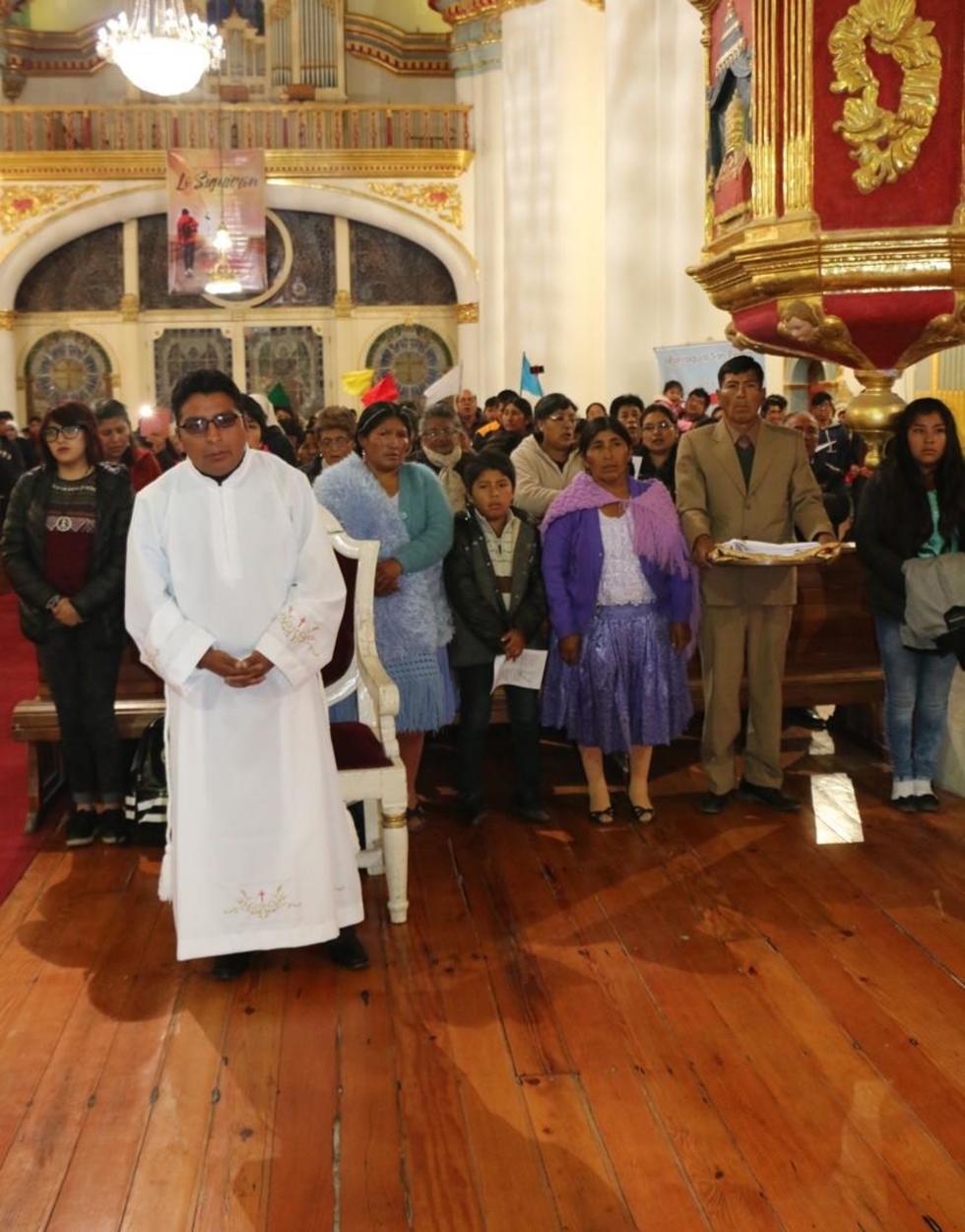 Álvaro Benavidez junto a sus padres y familiares.