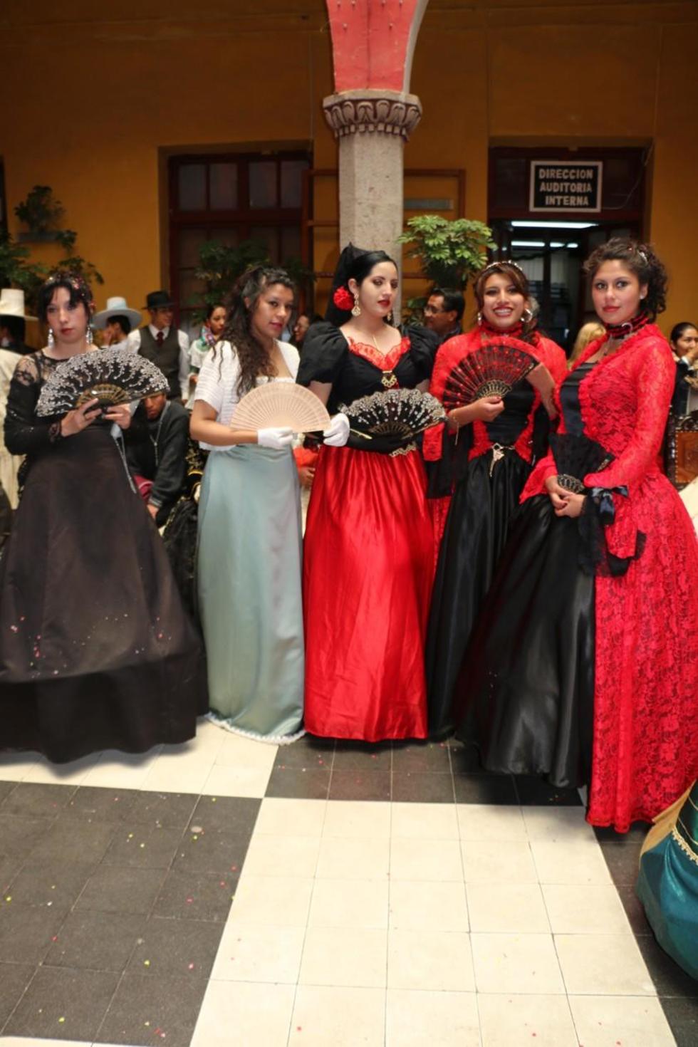 Las damas que recibieron al Libertador.