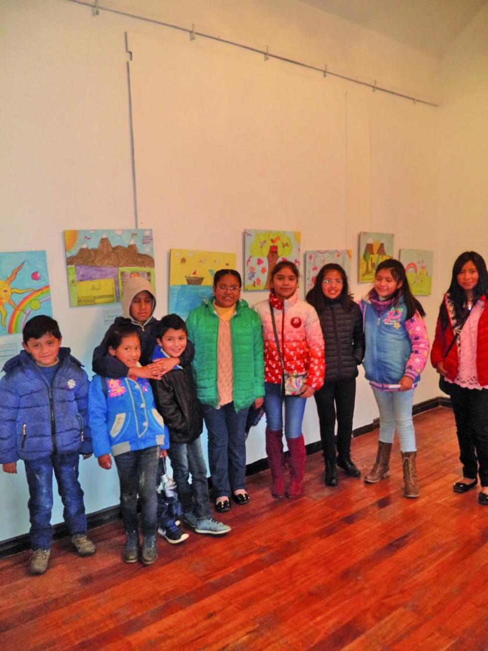 Un grupo de niños delante de la muestra.