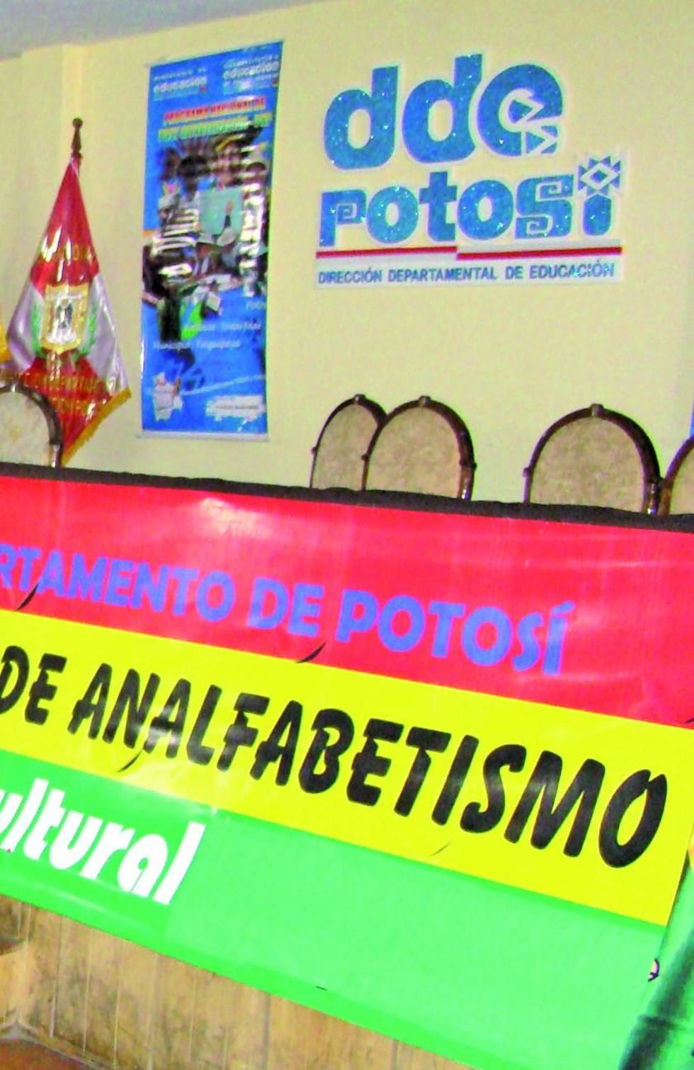 Planifican disminuir la tasa de analfabetismo la ciudad de Potosí