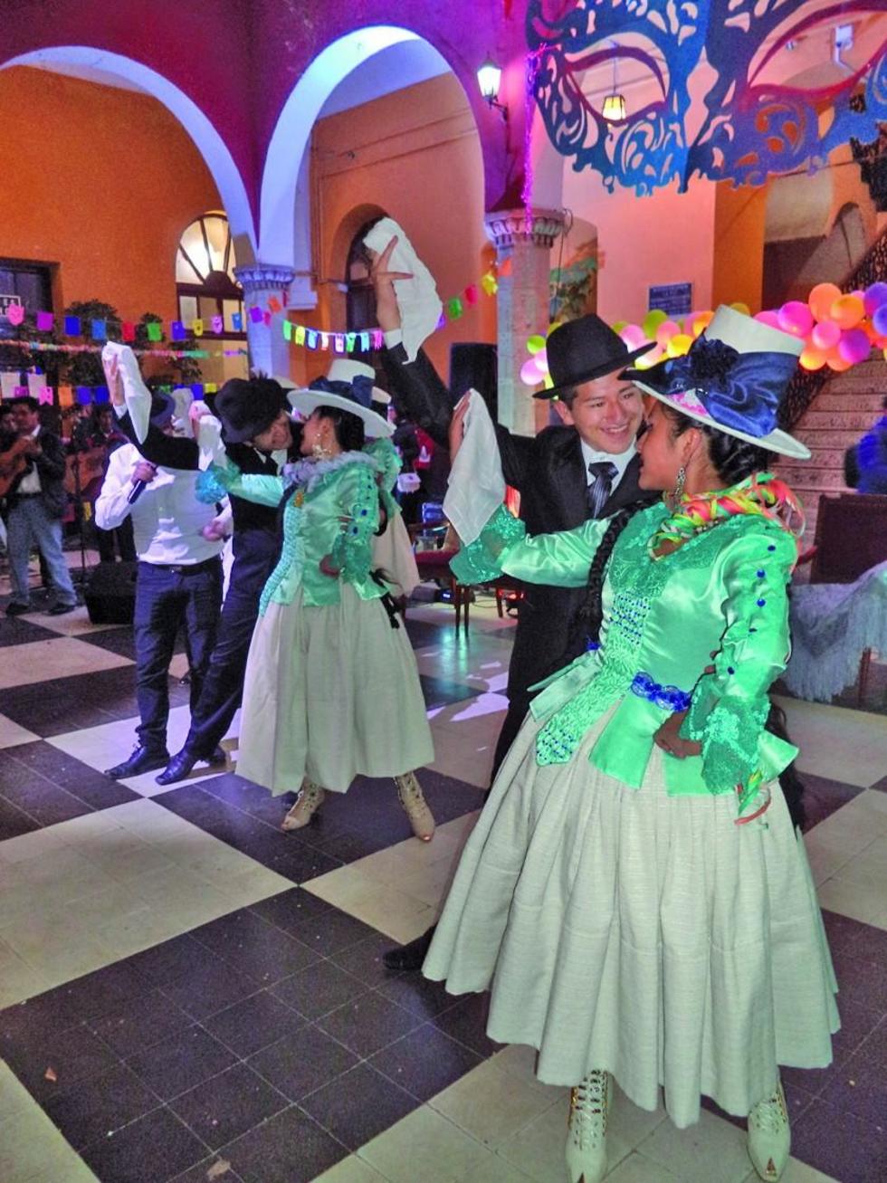 Se demostró el baile de la chola potosina.