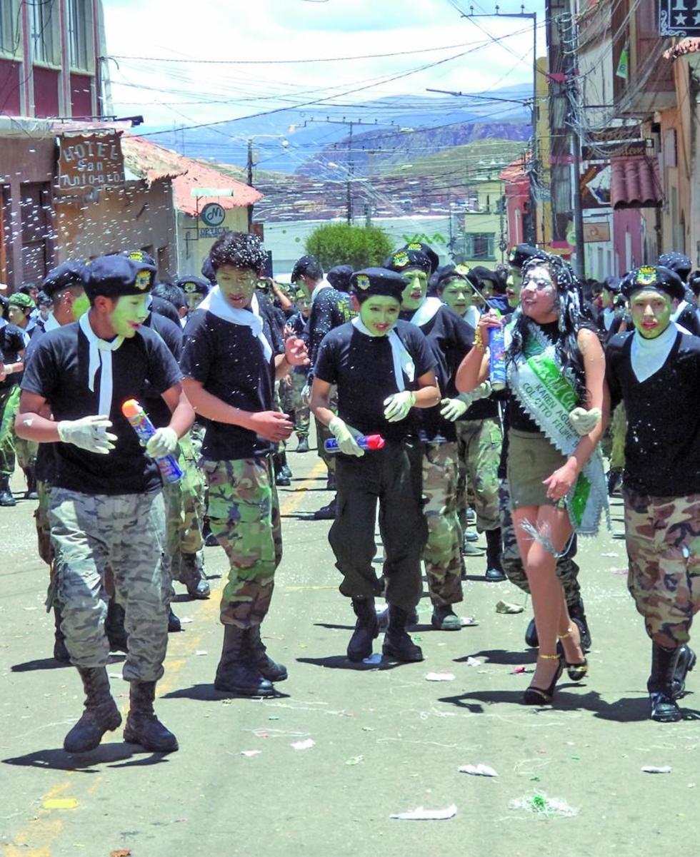 Las comparsas uniformadas resaltaron la entrada.