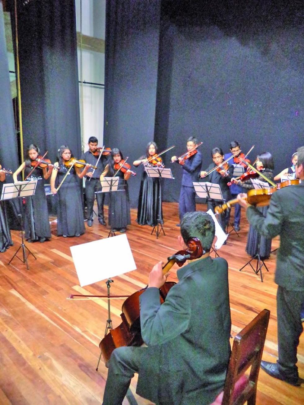 Actuaron los músicos de la orquesta infantojuvenil.