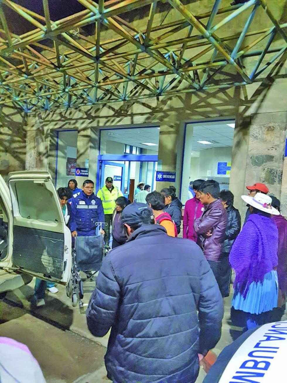 Informan que dos personas murieron en un vuelco de bus