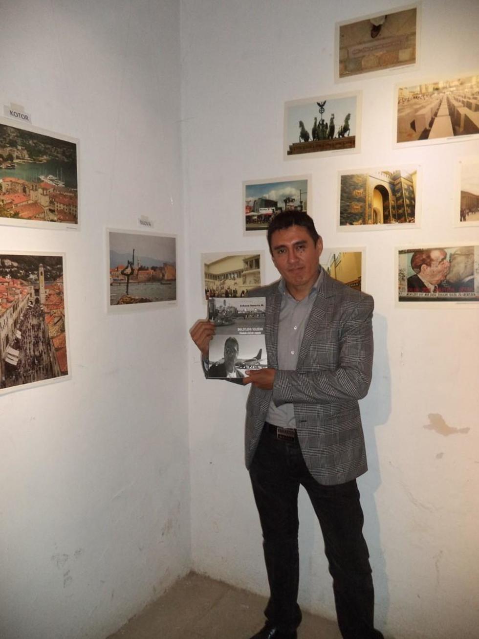Un sector de la exposición con diferentes fotografías.