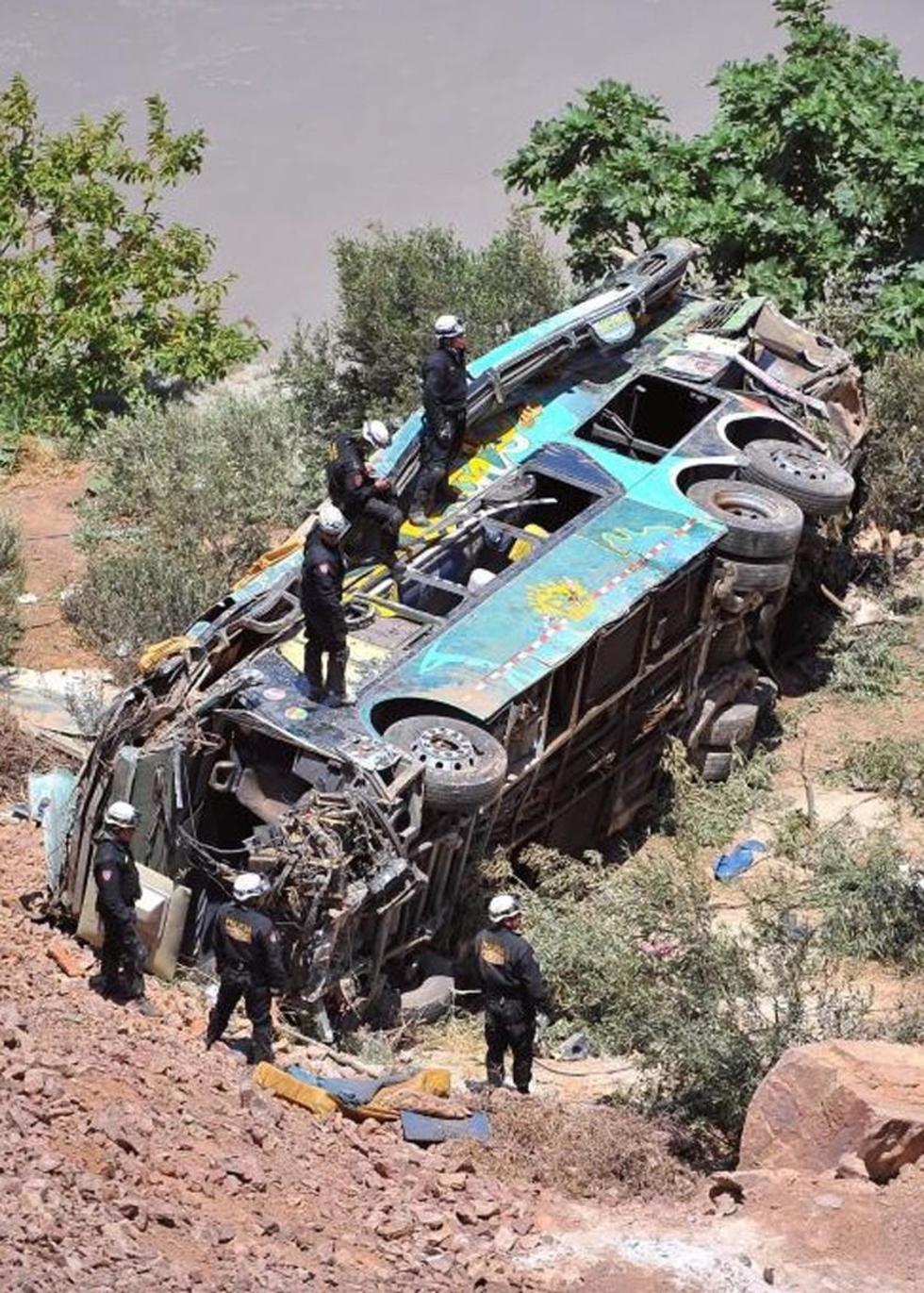 Un autobús se cae a un abismo y deja 43 muertos en Perú