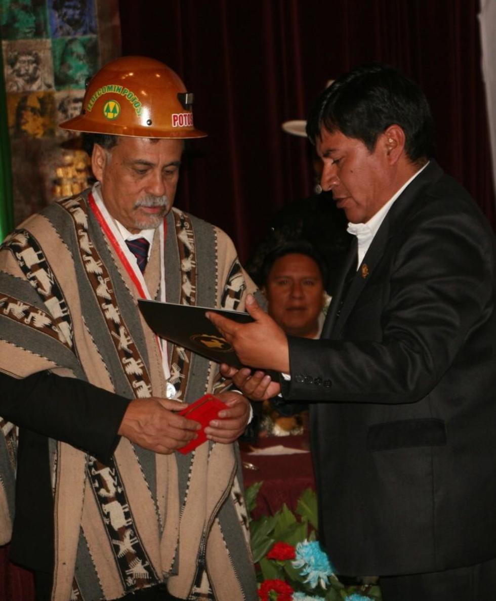 El gobernador entrega los presentes.
