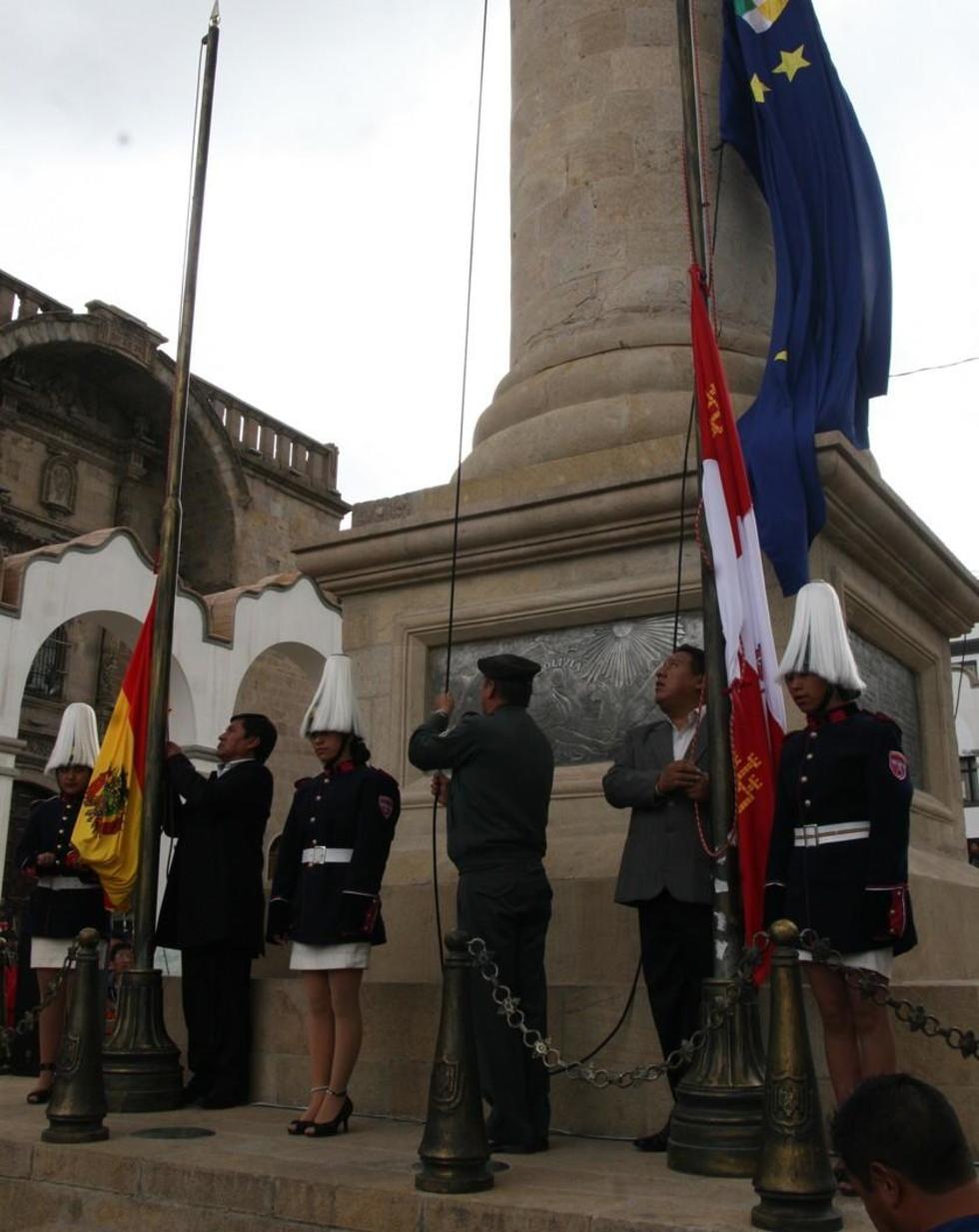 El momento de la iza de las banderas.