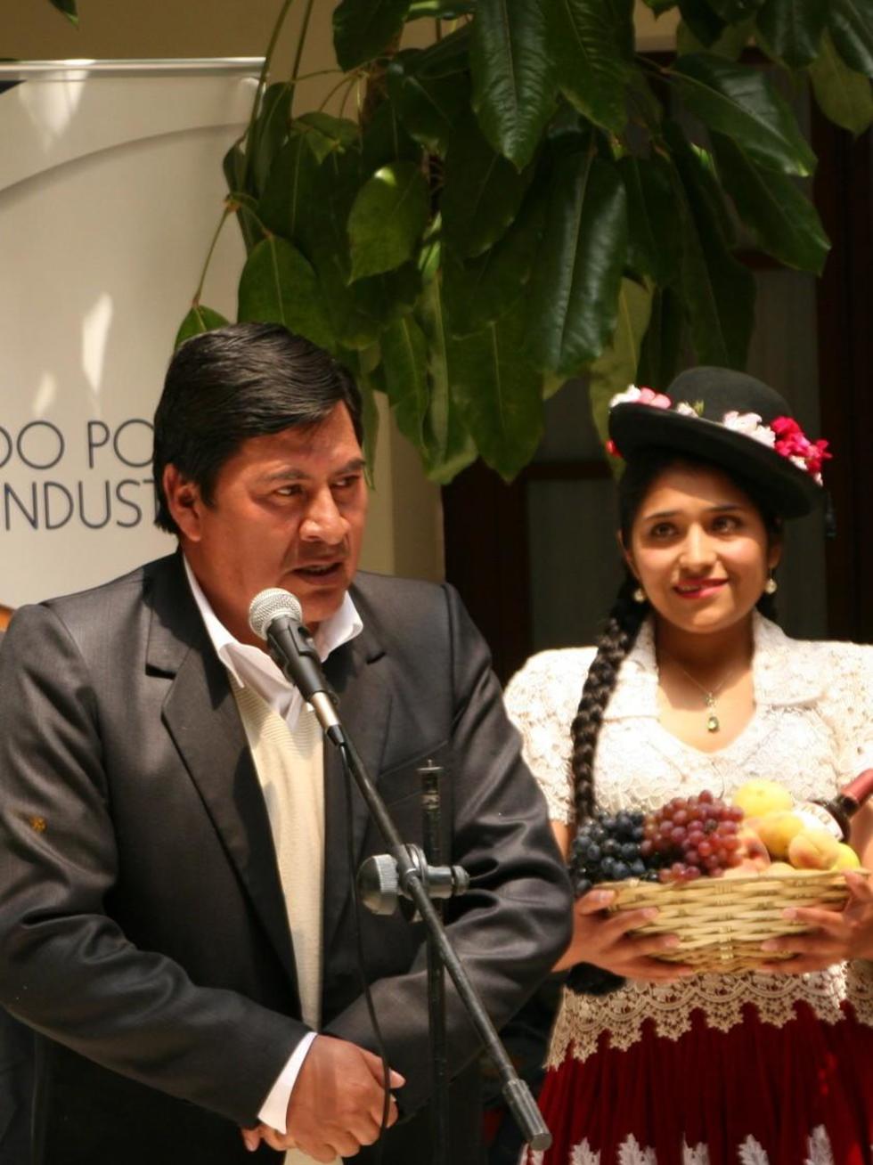 El gobernador Cejas lanza la feria.