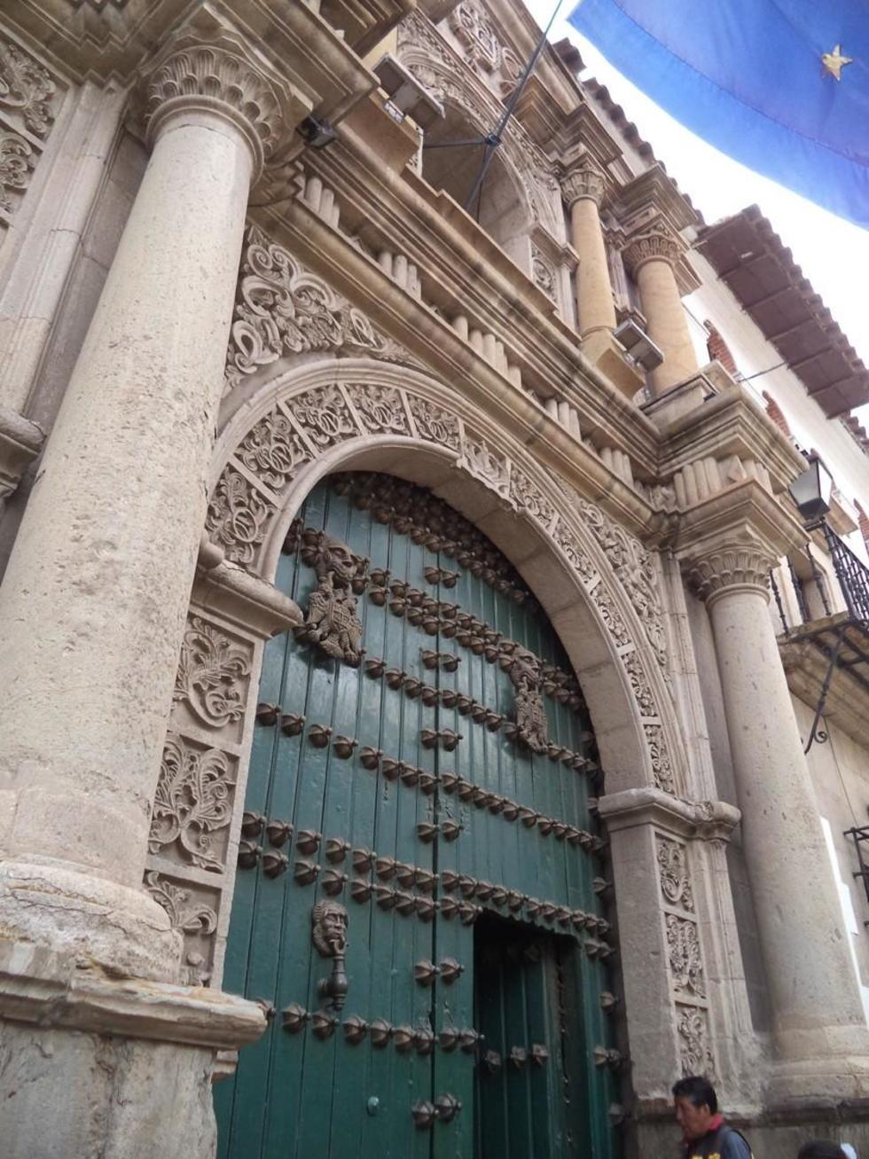 La entrada al edificio muestra el hermoso tallado.