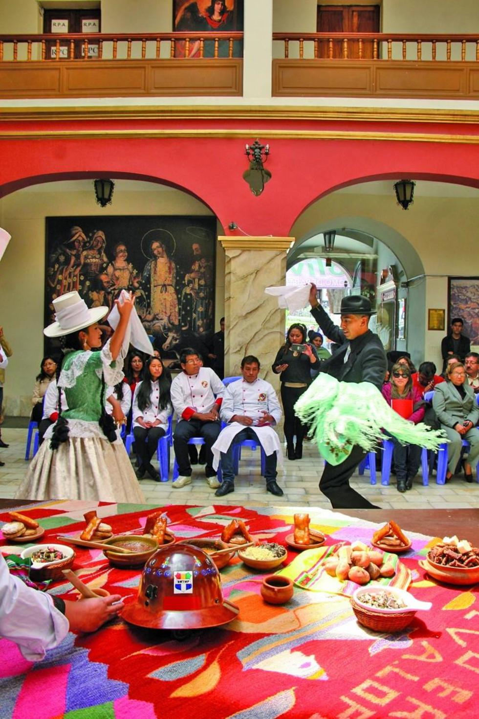 Con baile se deseó éxitos del acontecimiento.