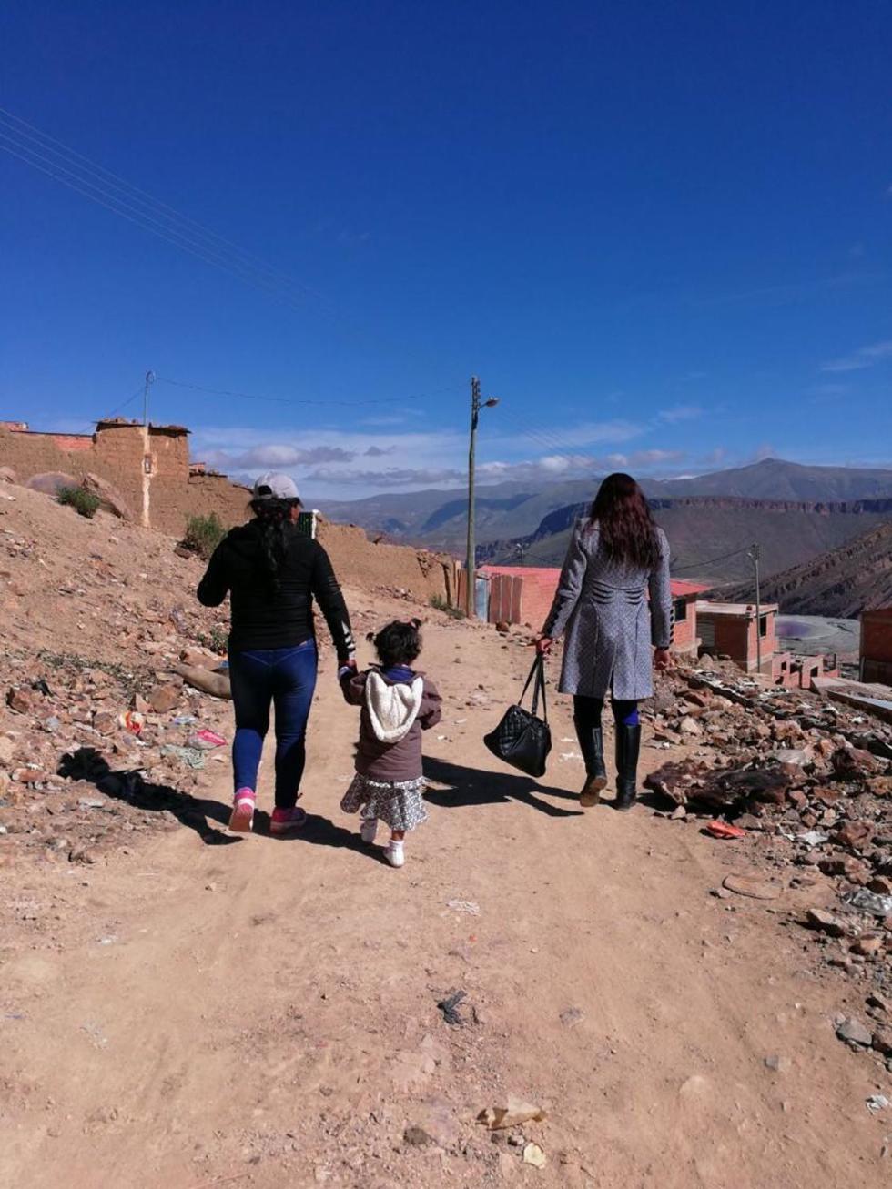 La niña es llevada a su casa de la mano por su madre.