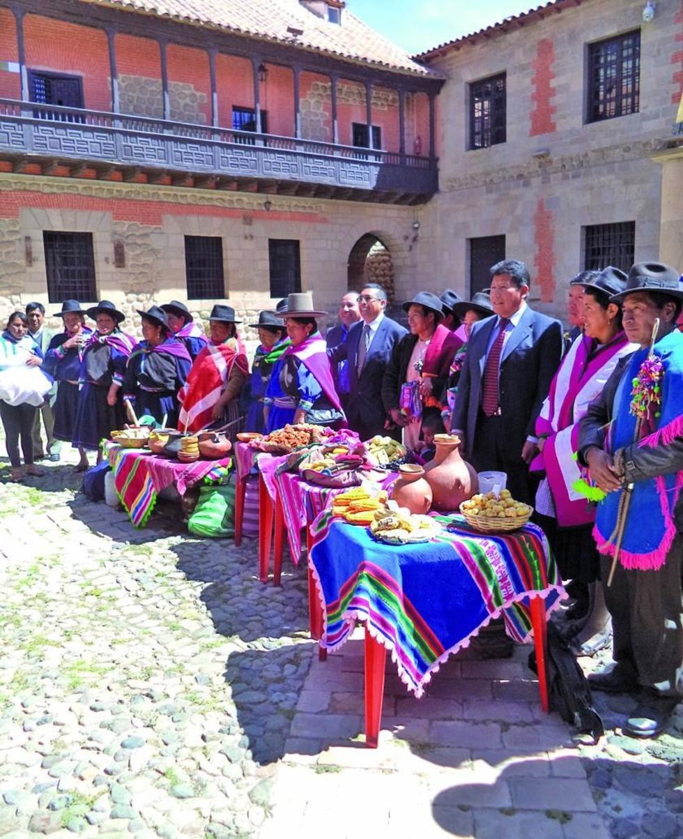 El rector de la UTF y los comunarios comparten platos típicos.