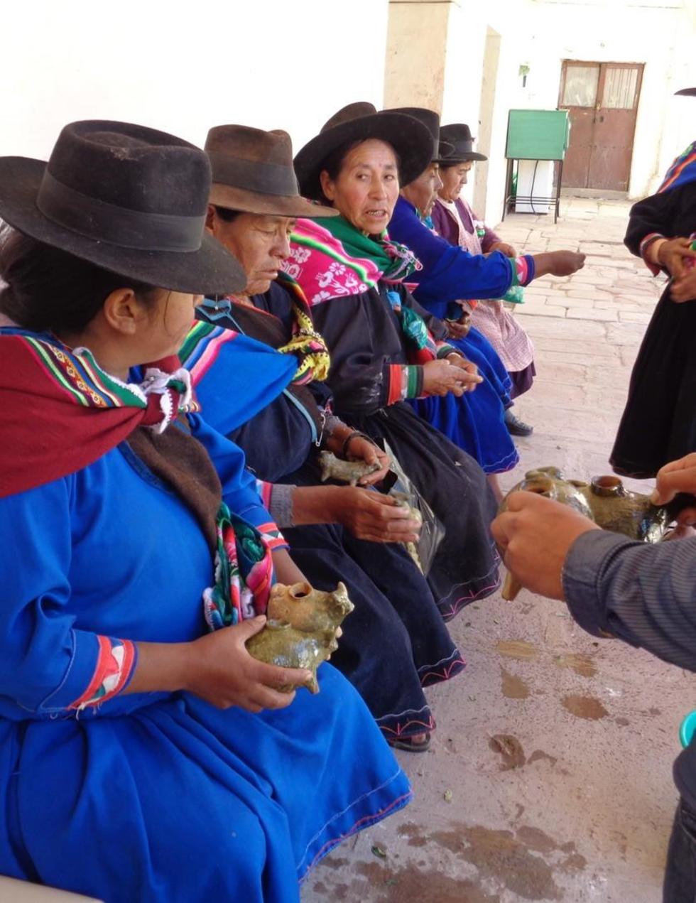Las autoridades originarias dirigen el acto.