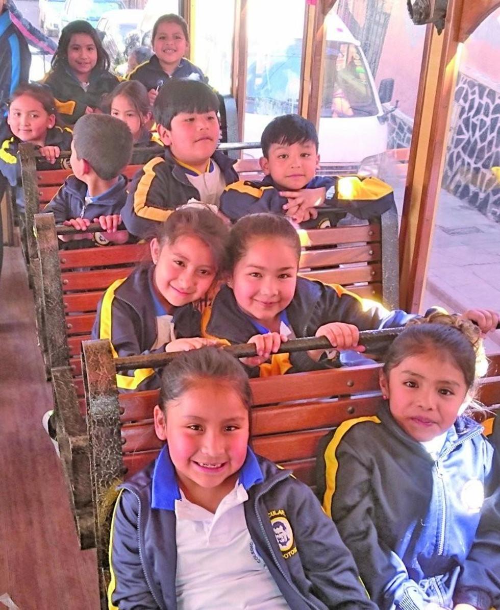 Un grupo del Don Bosco en el bus turístico.
