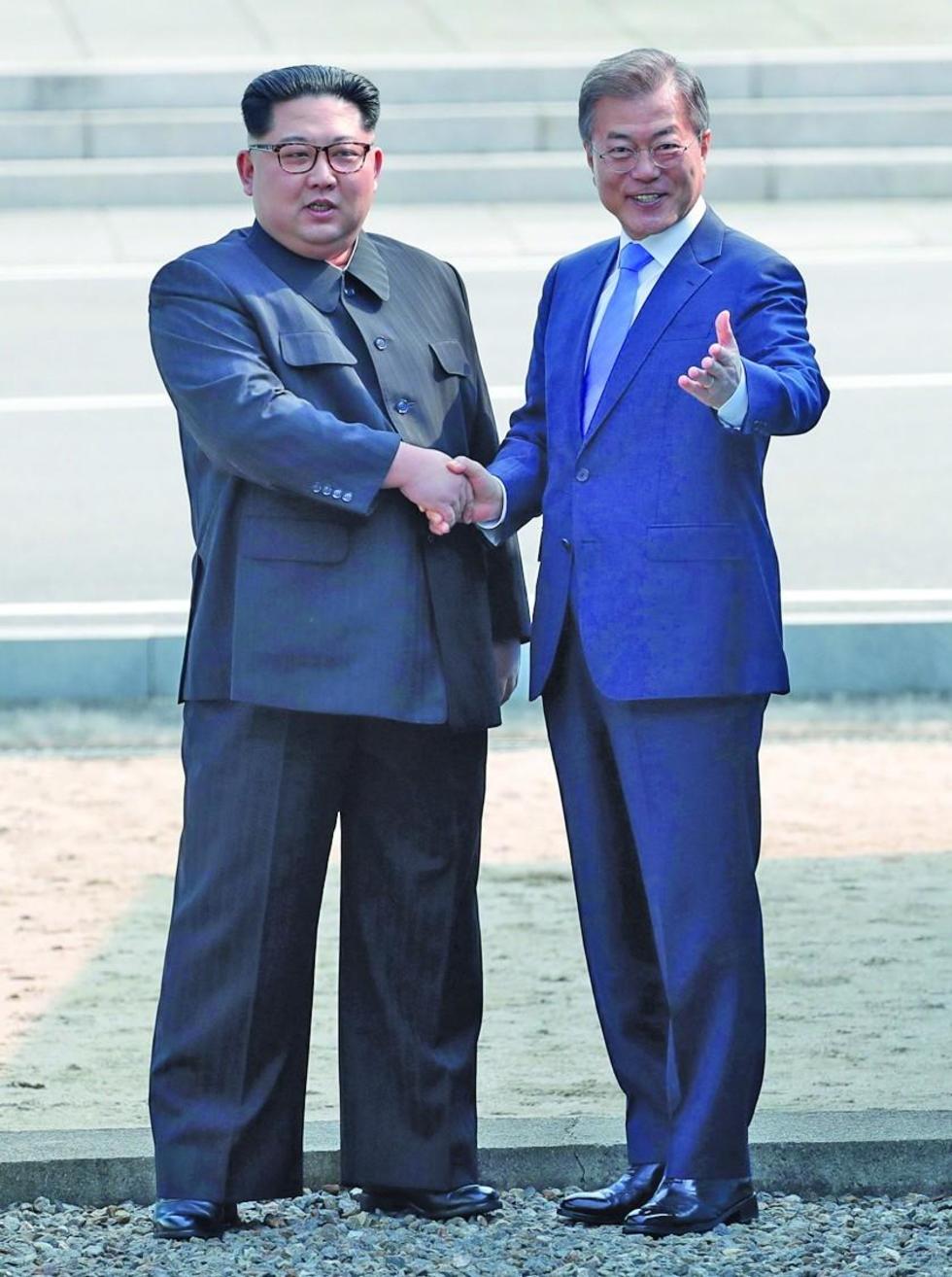El líder norcoreano estrecha la mano del mandatario del sur en una ceremonia de bienvenida.