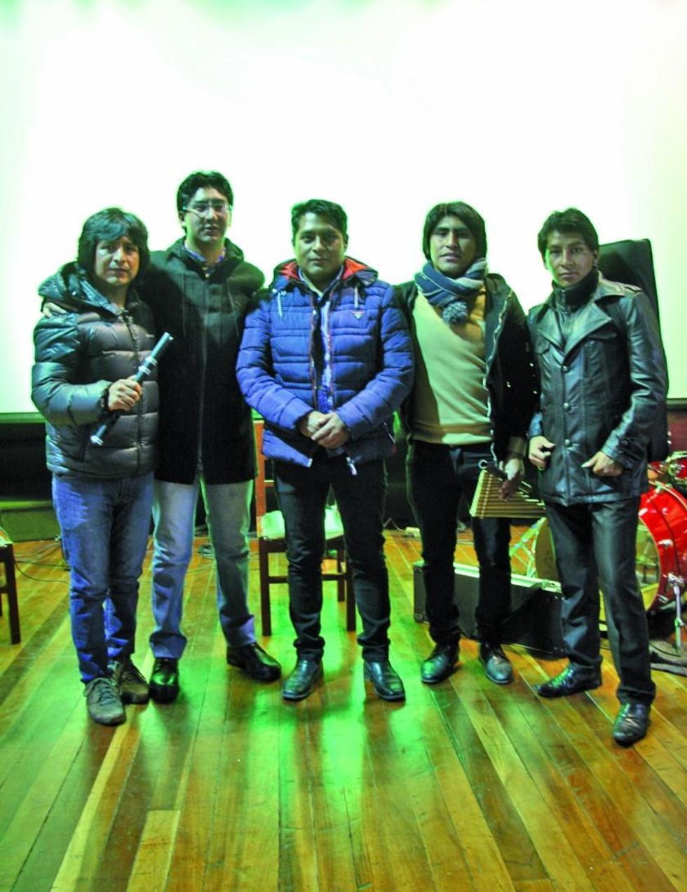 Un grupo de especialistas del instrumento.