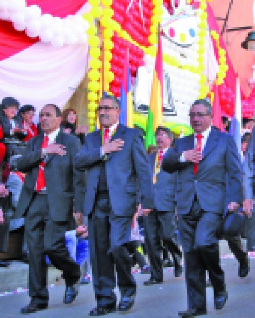 Un grupo de exalumnos rinde su homenaje.