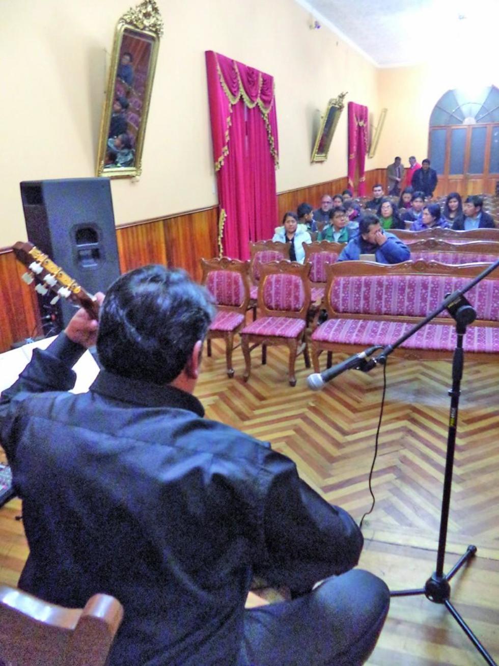 El público observó la interpretación.