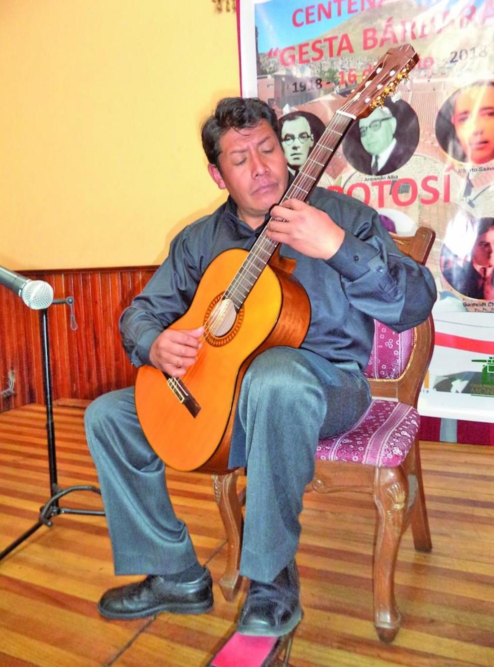 El guitarrista potosino.