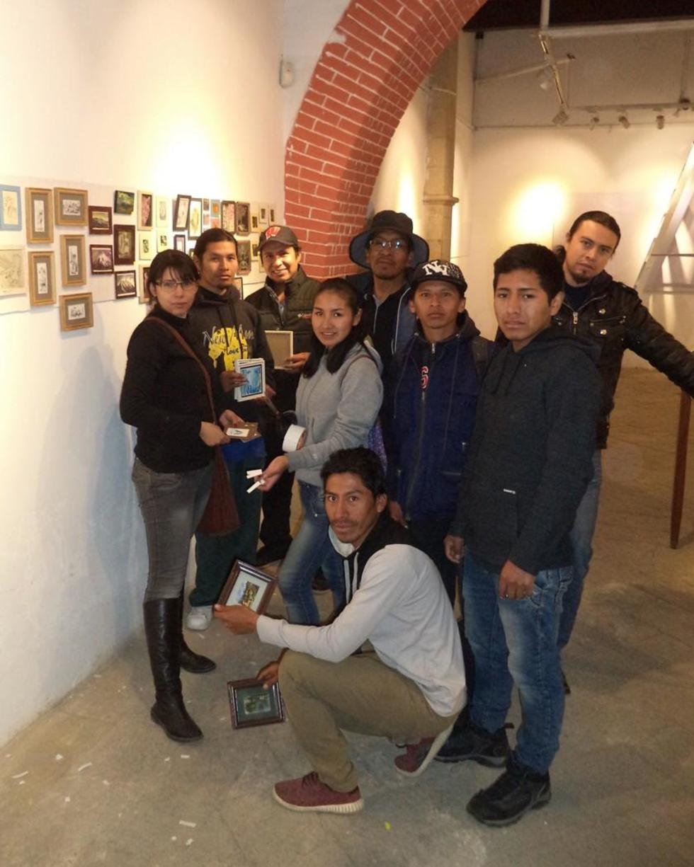 Los artistas del grupo preparando la muestra.
