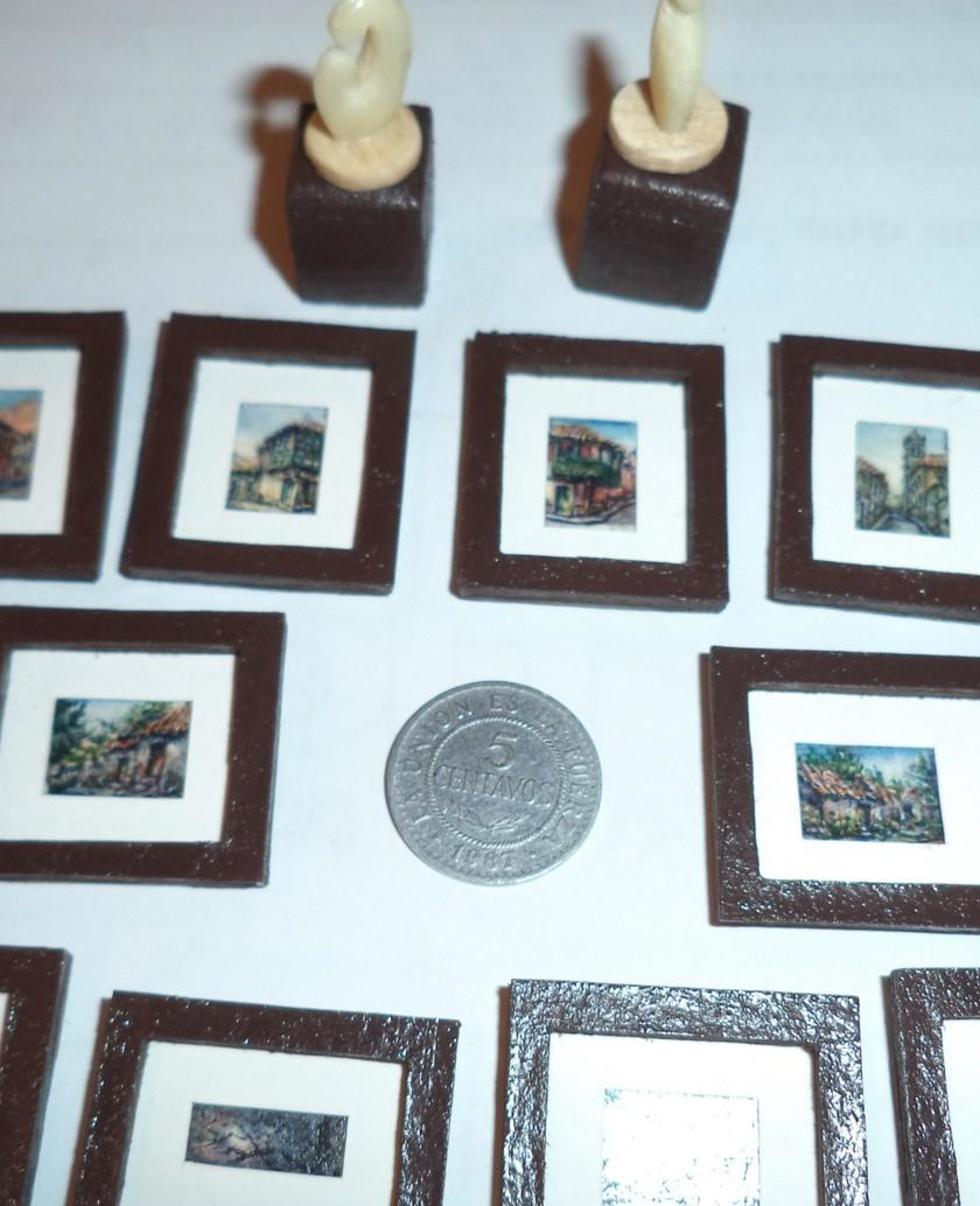 Las pinturas y esculturas más pequeñas del tamaño de una moneda de 5 centavos.