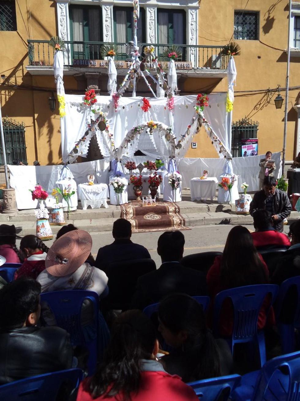 Una réplica del altar que se arma en la plaza de la localidad.