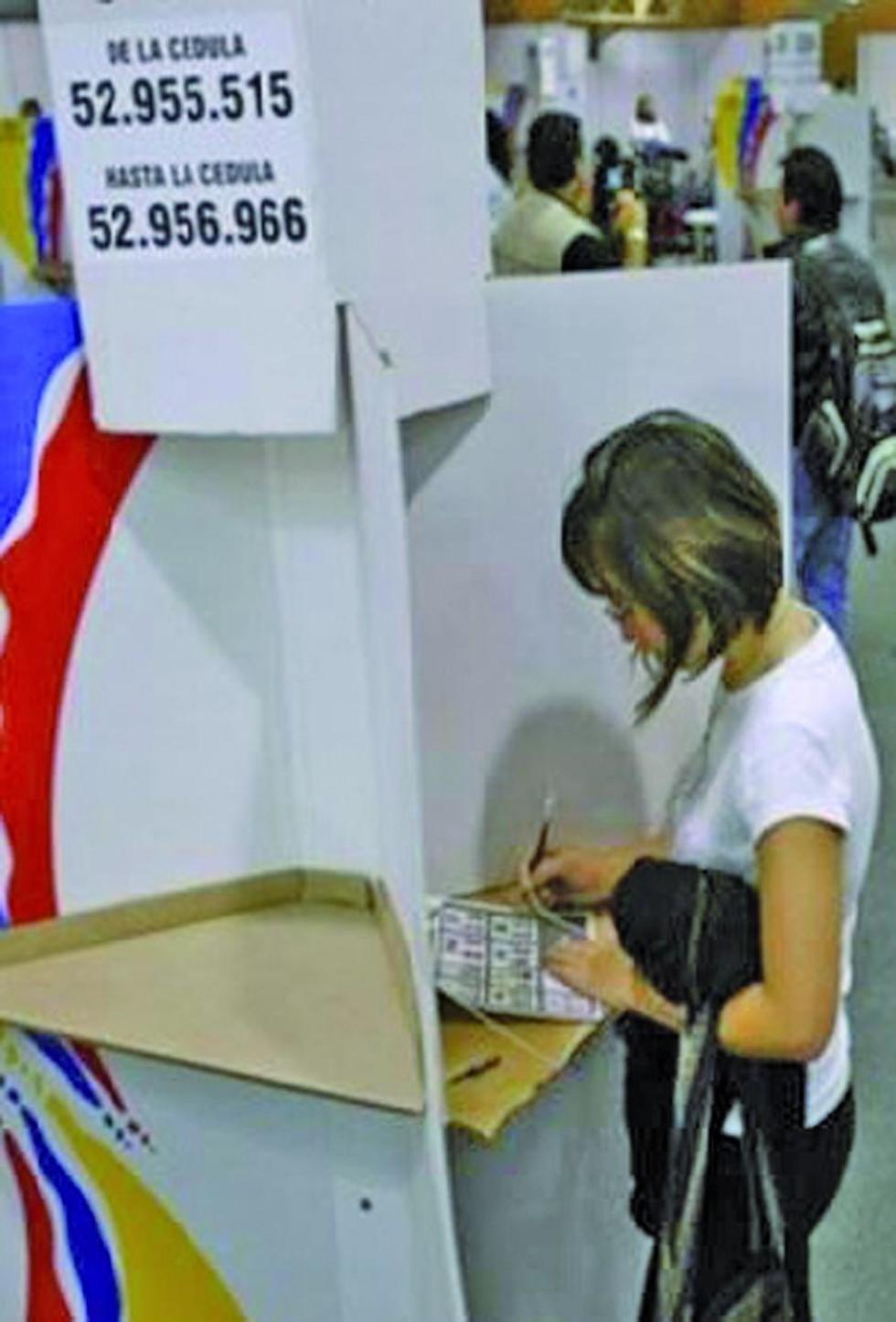 Colombia elige a su presidente en un clima de amplio debate