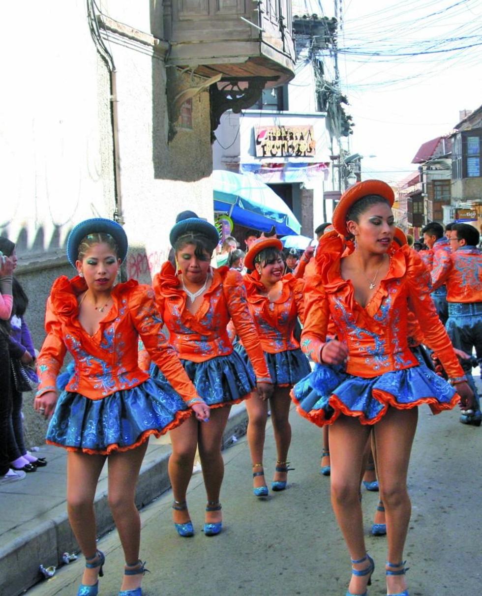 Las estudiantes bailaron las danzas nacionales.