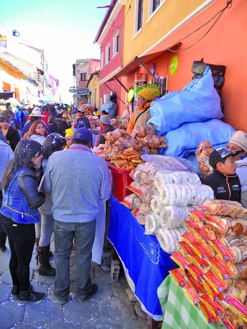 La población acudió temprano a comprar los sabrosos productos.